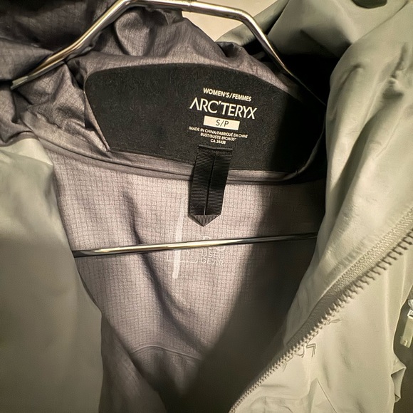 SOLD - Arc'teryx Shashka Jacket Women's - Picture 2 of 3